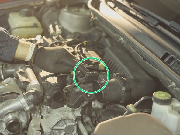 Débrancher la sonde de la boîte à air.