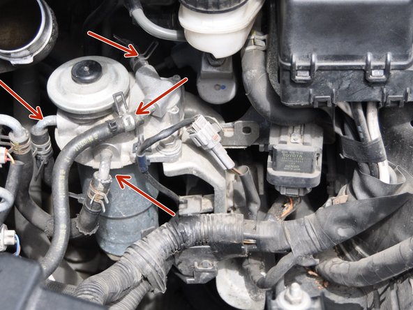 A l'aide d'une pince à bec ou d'une multiprise comprimer chacun des collier ressort et déconnecter les 4 durites .