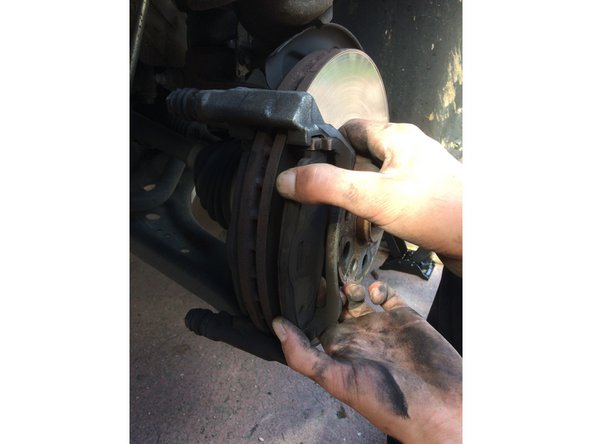 Retirer les plaquettes de chaque coté en tirant dessus.