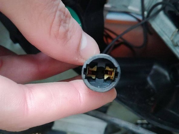 Comparer l’ancienne et la nouvelle et reposer  l'ampoule de le sens inverse de la dépose.