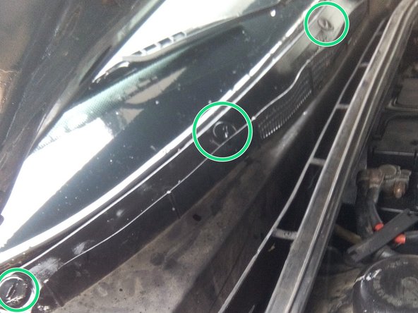 Revissez dans le sens horaire les fixations en plastique