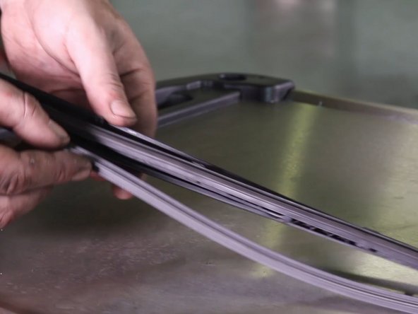 Comparer les dimensions entrent la  l'ancienne et la nouvelle lame du balai