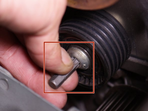 Desserrer la vis du galet enrouleur avec un embout Torx T 55