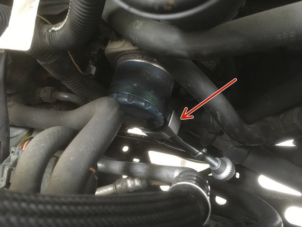 Desserrer légèrement le filtre à l'aide de la clé à filtre