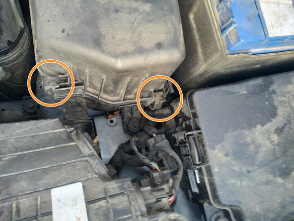 Ouvrez les clips, en vous aidant éventuellement d'un tournevis plat