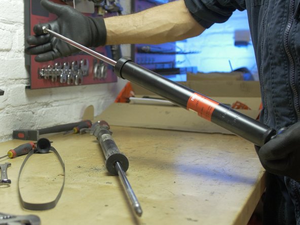 Compresser l'amortisseur pour tester son bon fonctionnement