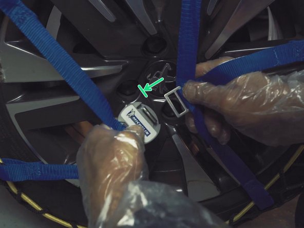 Boucler la sangle de tension de la chaîne