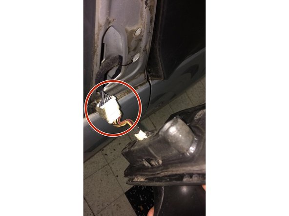 Appuyez sur la languette et débrancher le rétroviseur