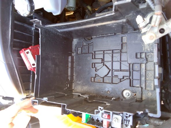 Retirer les 3 vis avec une douille de 10