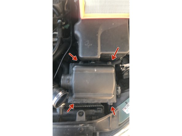 Reperer les 4 vis et desserrer les avec le tournevis cruciforme