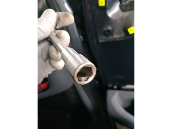 on peut placer un aimant dans la clé pour maintenir les vis en place et éviter qu'elles ne tombent