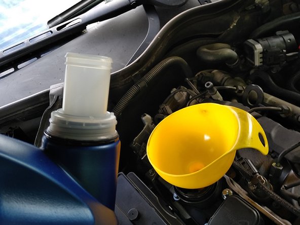 A l'aide d'un entonnoir, remplir le moteur d'huile. Il faut 7.5 Litres pour le modèle présenté (220CDI). Vérifiez la quantité nécessaire sur votre carnet de bord.