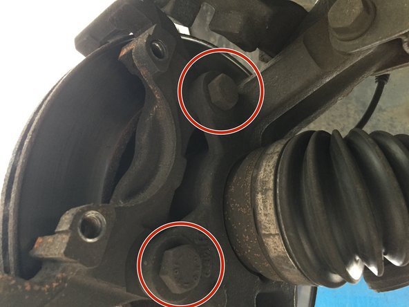 Démonter les deux vis de 18 à l'aide du cliquet et de la douille