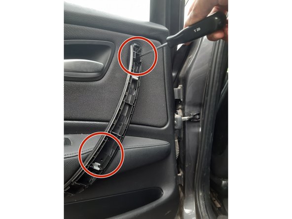 Serrer les deux vis torx.