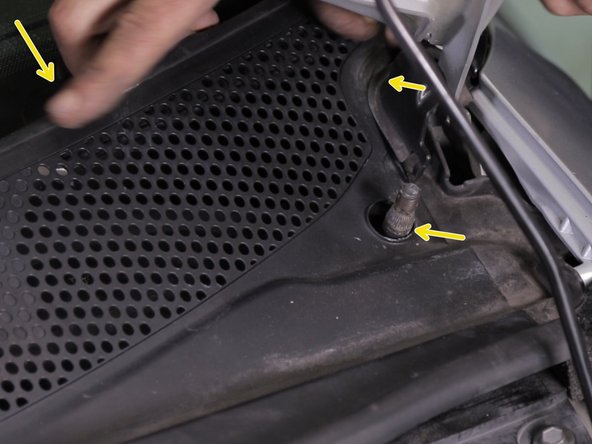 Reclipsser la grille sur le pare-brise