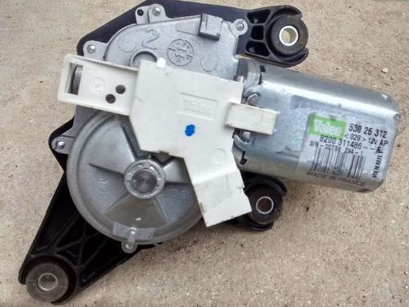 Une fois le moteur enlevé, il suffit de mettre le nouveau, puis de refaire les opérations en sens inverse