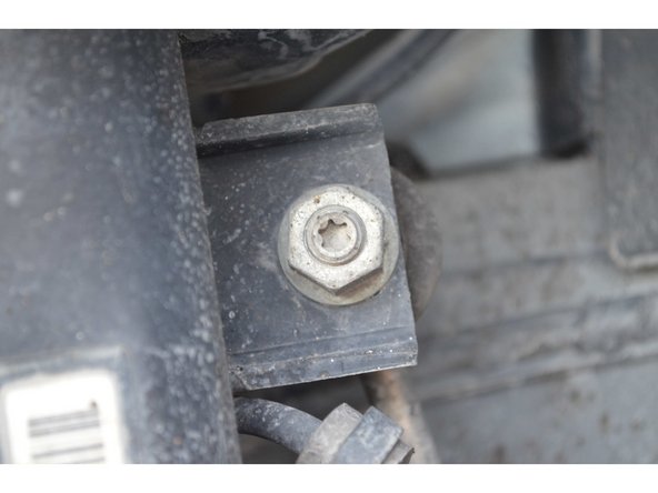 Utilisez une clé de 16mm pour dévisser et un embout Torx T30 pour maintenir l'axe.