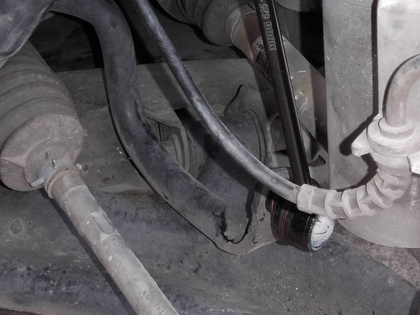 On a enfin accés à la barre stabilisatrice qui est maintenue grâce à deux écrous de 16mm.