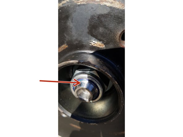 Les écrous n'ont pas la même hauteur, raison pour laquelle on ne voit pas le même nombre de filets une fois ceux-ci serrés.