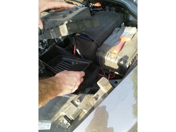 Nettoyer la boîte à air à l'aide d'un aspirateur, d'un pinceau et d'un chiffon microfibre. Enlever les débris, feuilles poussières etc... Penser à enlever la grille au fond pour un nettoyage complet, et la nettoyer elle aussi.