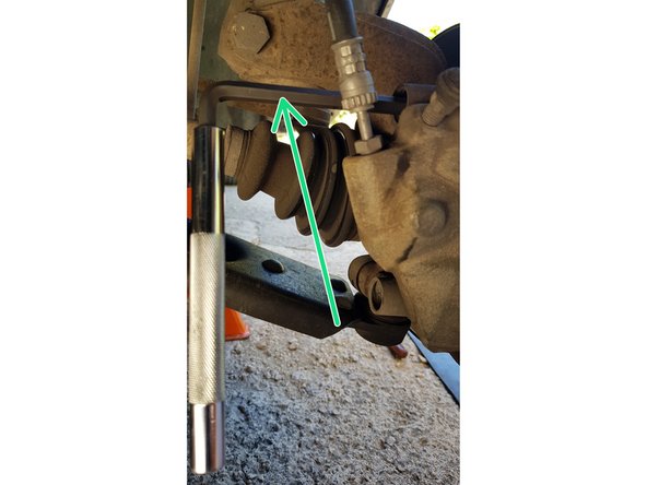 Dévissez les vis avec une clé BTR de 7mm.