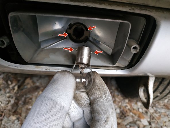 présenter l'ampoule en faisant attention à bien positionner ses ergots