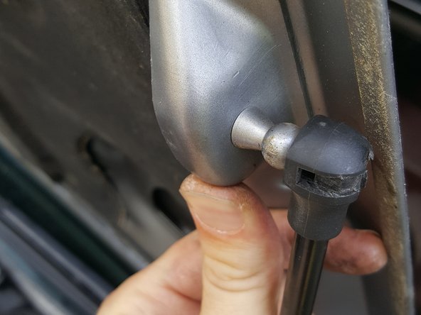 Tirer sur le vérin pour extraire les rotules