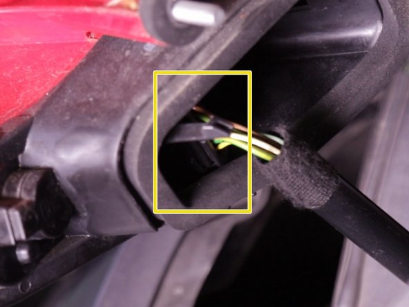 Rapprocher le nouveau feu arrière et rebrancher le connecteur