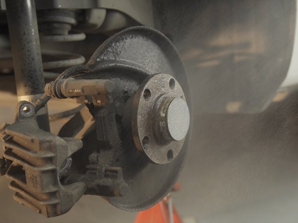 Appliquer du nettoyant frein sur le moyeu et la chape d'étrier