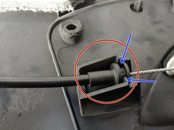 Remettre l'embout en plastique de câble en mettant la rainure correctement.