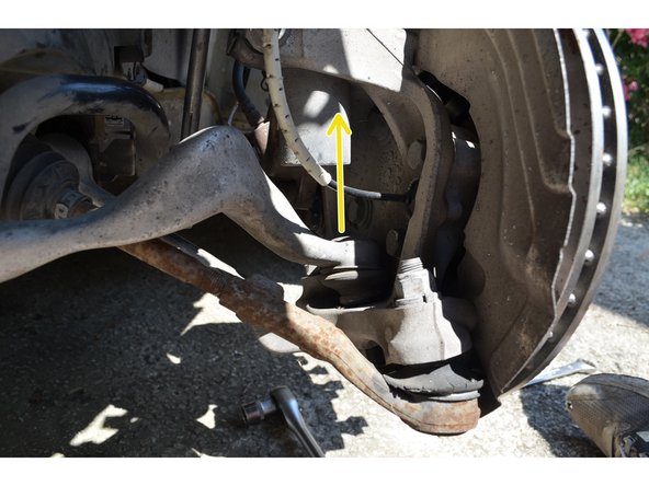 Maintenant que l'écrou est retiré côté fusée tirez le tirant de chasse vers le haut il doit sortir facilement.