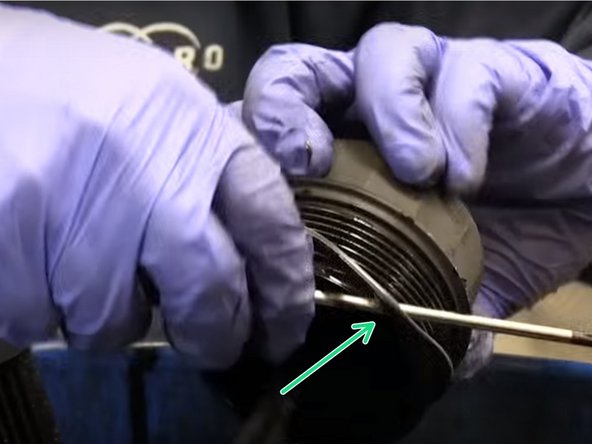 A l'aide de la clé à filtre et d'un cliquet dévisser la cloche du filtre