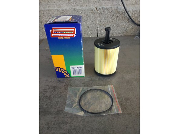 Votre filtre à huile est vendu avec un joint. Enlever l'ancien joint grâce à une petite pince ou un tournevis plat et monter le nouveau.