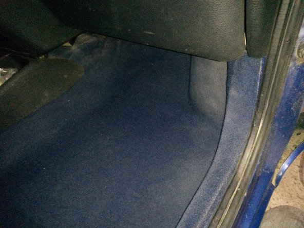 Côté passager, soulever la moquette pour accéder à la trappe