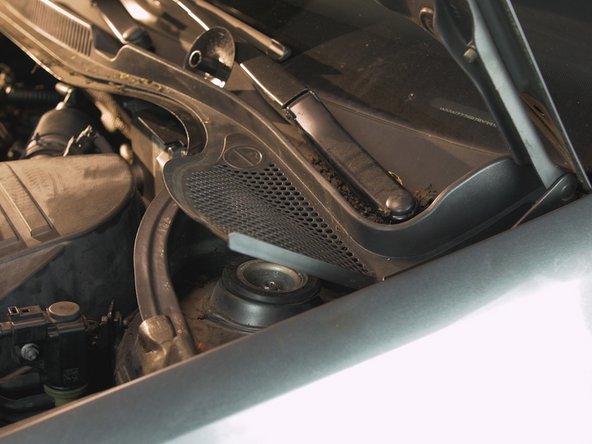 Resserrer l'écrou de la coupelle d'amortisseurà l'aided d'une clé à pipe de 21 et d'un embout allen de 7