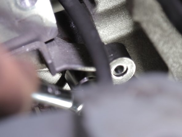 Retirer la vis et laisser le reste du liquide de refroidissement s'écouler dans un bac