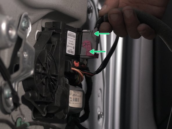 Rapprocher le panneau de porte et replacer le connecteur des commandes de lèves vitres