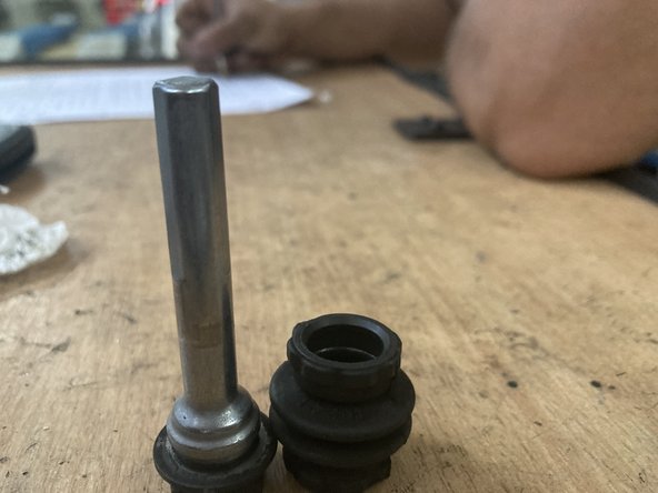 Après que le coulisseau sois propre,retirer le piston avec une pince multiple mètre du dégripent si sa sort pas