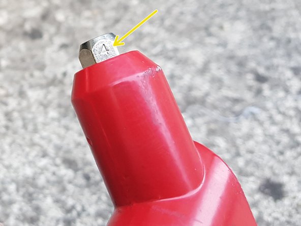 Je mets donc l'embout 4 sur ma pince à rivet.