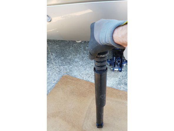 Descendez jusqu'à la butée la tige de l'amortisseur et laissez-la remonter plusieurs fois pour le purger.