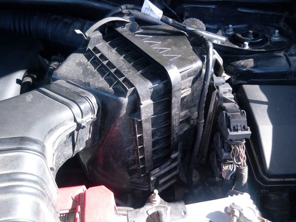 Replacer le conduit d'air du fond avec ses deux colliers, le boitier du filtre à air avec sa vis, le conduit d'air rigide avec ses agrafes en plastique.