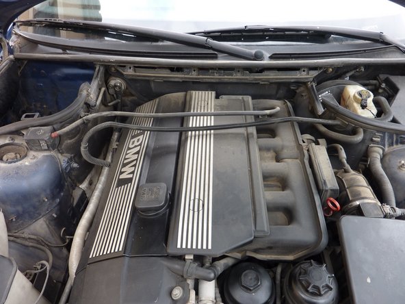 Tirer doucement sur le câble électrique et la gaine annelée afin de les faire sortir de la goulotte.