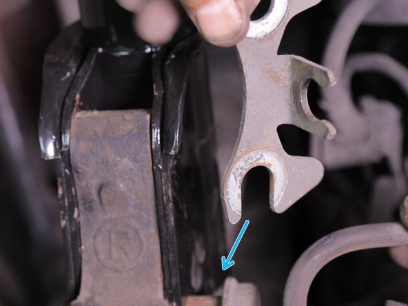 Placer le support sur la vis du bas puis insérer la vis du haut