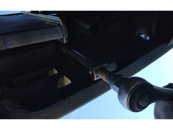 insérer les 2 ergots du haut dans leur logement sur la traverse