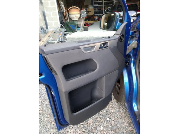 Avant la connexion du connecteur sur la serrure (juste avant la mise en place de la doublure de porte), il faut faire attention à passer le faisceau à l'intérieur du système de lève vitre afin de ne pas gêner la descente de celle-ci.