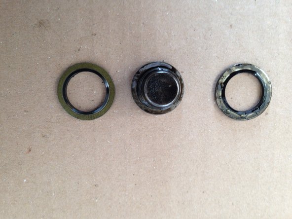 Remplacer le joint de vidange en vérifiant que le nouveau joint corresponde à l'ancien, remettre le véhicule sur 'chandelles.'