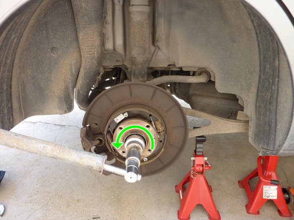 Déserrer l'écrou avec une douille de 40mm (repère vert).