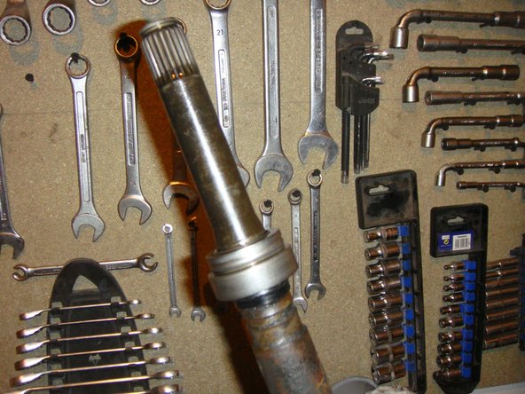 Retirer le collier avec un tournevis plat, dégager le soufflet du roulement, contrôler l'état du roulement si besoin remplacer.