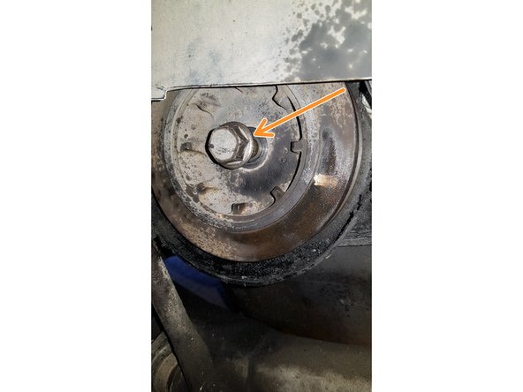 Avec votre clé à choc et la douille de 19mm retirez la vis qui maintient la poulie sur le vilebrequin puis enlevez la poulie.