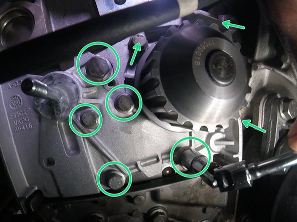 Resserrer les 8 vis de la pompe à eau